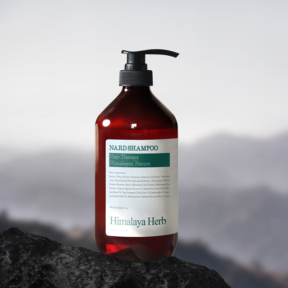 NARD Tea Tree Rosemary Shampoo 1000ml sur rocher, flacon pompe, ambiance montagne, marque NARD, style naturel.