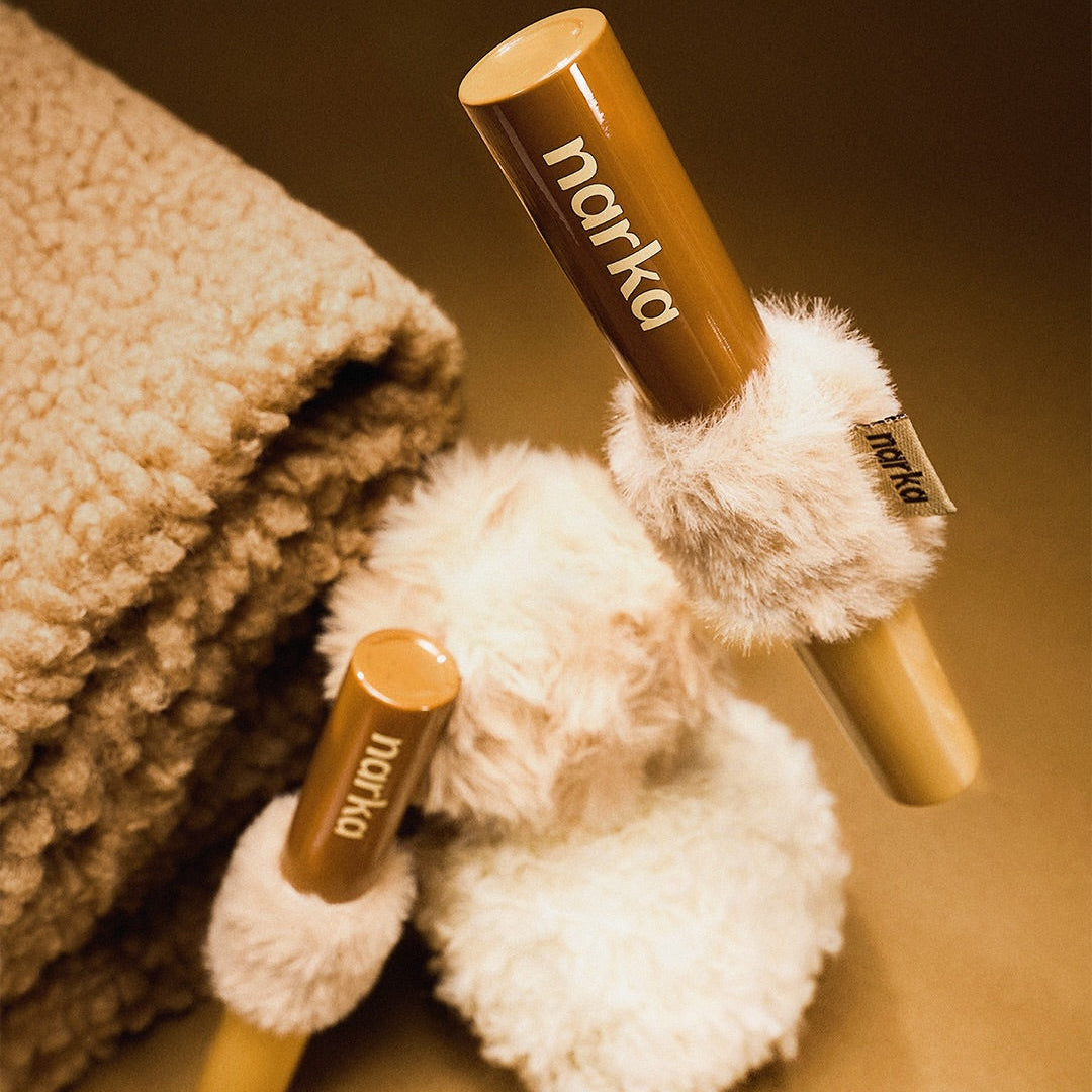 NARKA Hype Fit Hair Mascara [Winter Edition] de Narka, en tube brun sur peluche et tissu beige, ambiance hiver