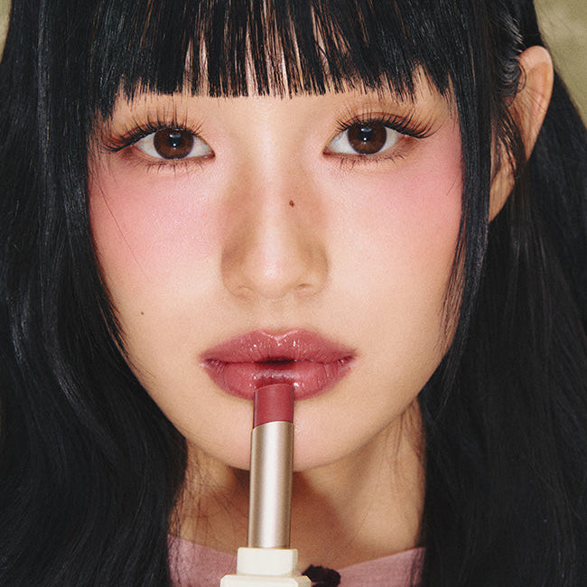 NARKA Sugar Loving Lip Sorbet, marque NARKA : femme aux lèvres brillantes appliquant le produit, gros plan beauté.
