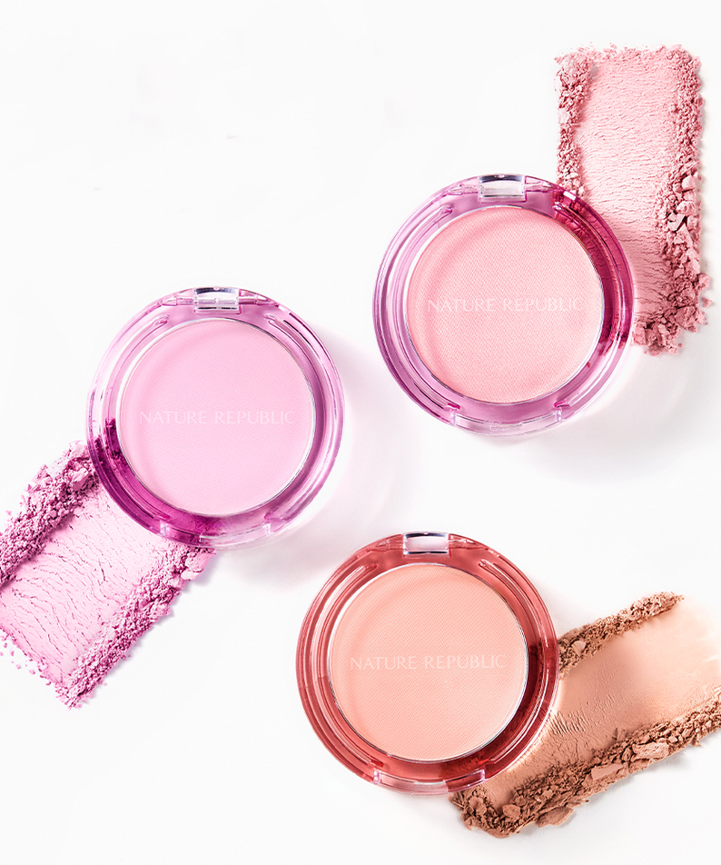 NATURE REPUBLIC Byflower Petal Blusher : trois blushs rose et pêche, avec poudre au pinceau sur fond clair