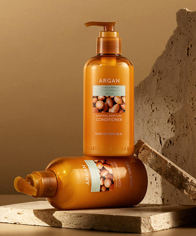 NATURE REPUBLIC Essential Deep Care Conditioner for Damaged Hair 300ml, flacon sur socle beige, ambiance spa, argan