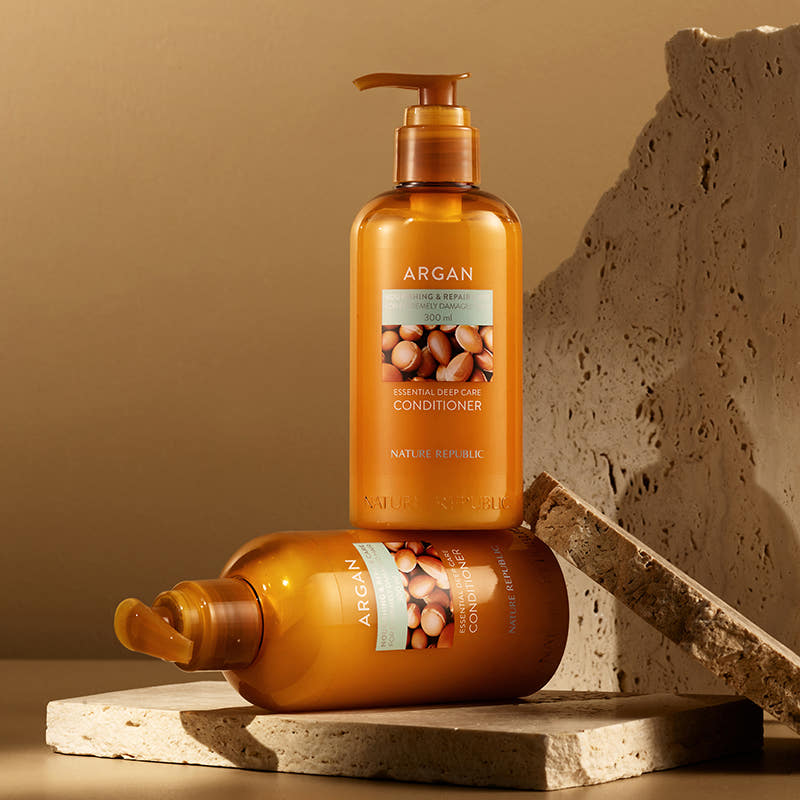 NATURE REPUBLIC Essential Deep Care Conditioner for Damaged Hair 300ml, flacon sur socle beige, ambiance spa, argan