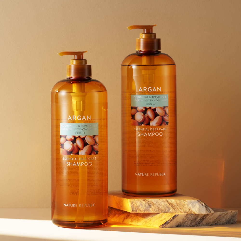 NATURE REPUBLIC Essential Deep Care Shampoo (Large Capacity) 1000ml : deux bouteilles Argan sur fond beige, contexte beauté.