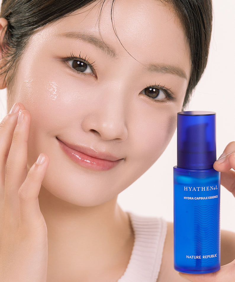 Femme souriante avec NATURE REPUBLIC Hyathenol Hydra Capsule Essence 50ml, soin visage hydratant.