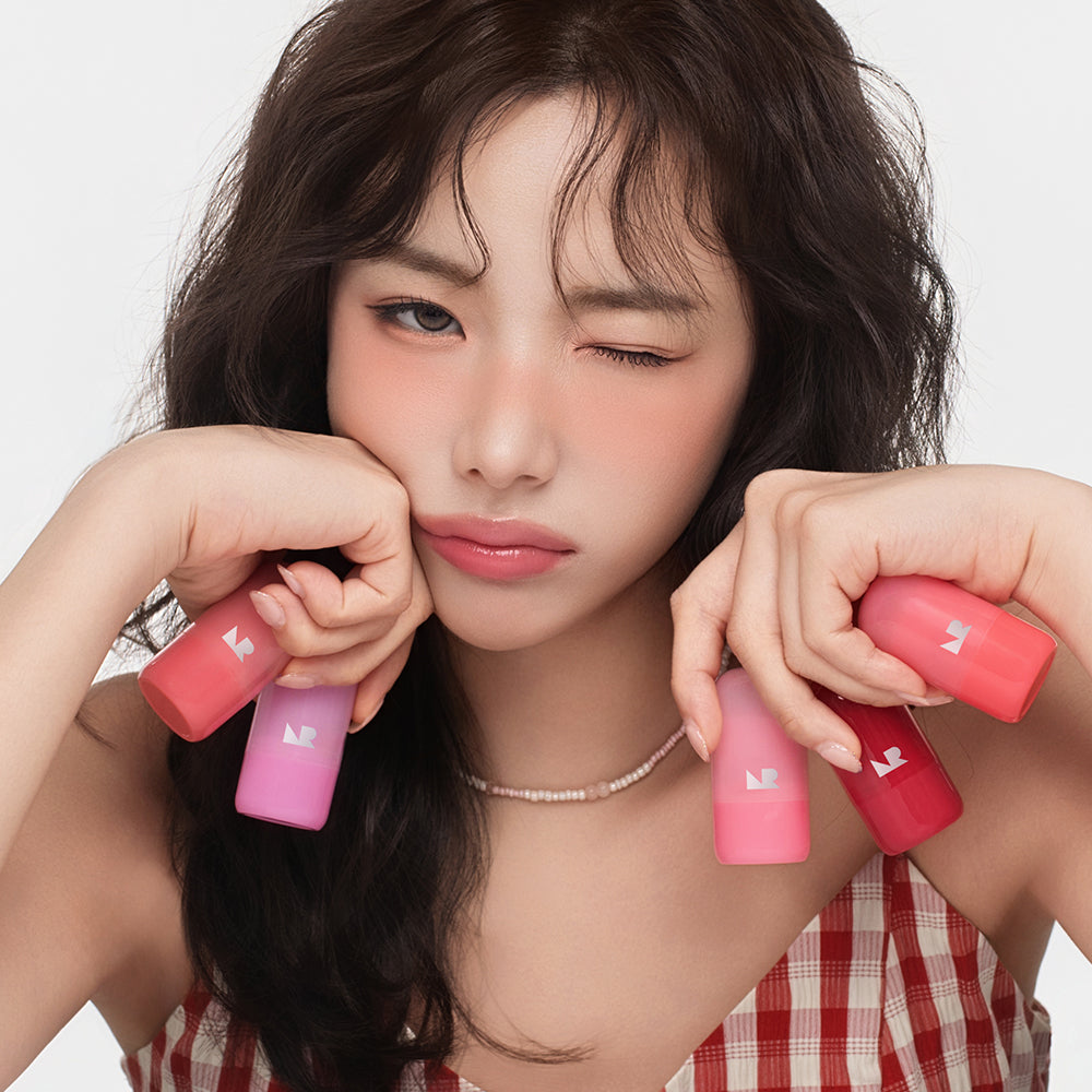 NATURE REPUBLIC Melting Stick (Blusher/Glitter/Shading) de la marque Nature Republic, maquillage, femme tient des sticks roses
