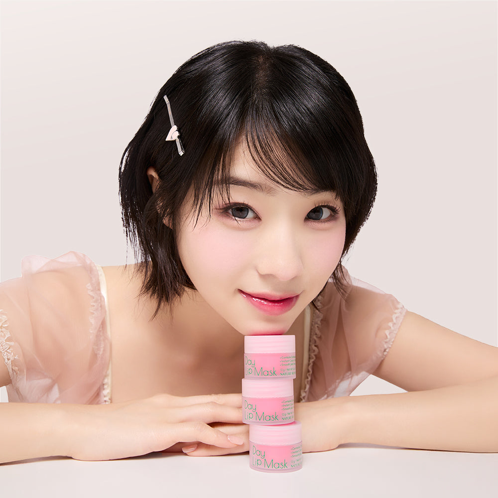 Portrait de la jeune femme devant le produit NATURE REPUBLIC Natural Made Lip Mask, marque NATURE REPUBLIC, sur table.