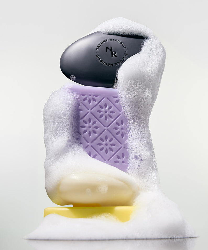 NATURE REPUBLIC Provence Soap de la marque NATURE REPUBLIC sur fond blanc, présenté avec texture de mousse et savon.