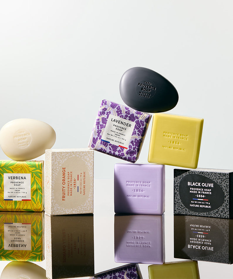 NATURE REPUBLIC Provence Soap, savons colorés sur présentoir; marque Nature Republic, ambiance lavande sur fond clair.