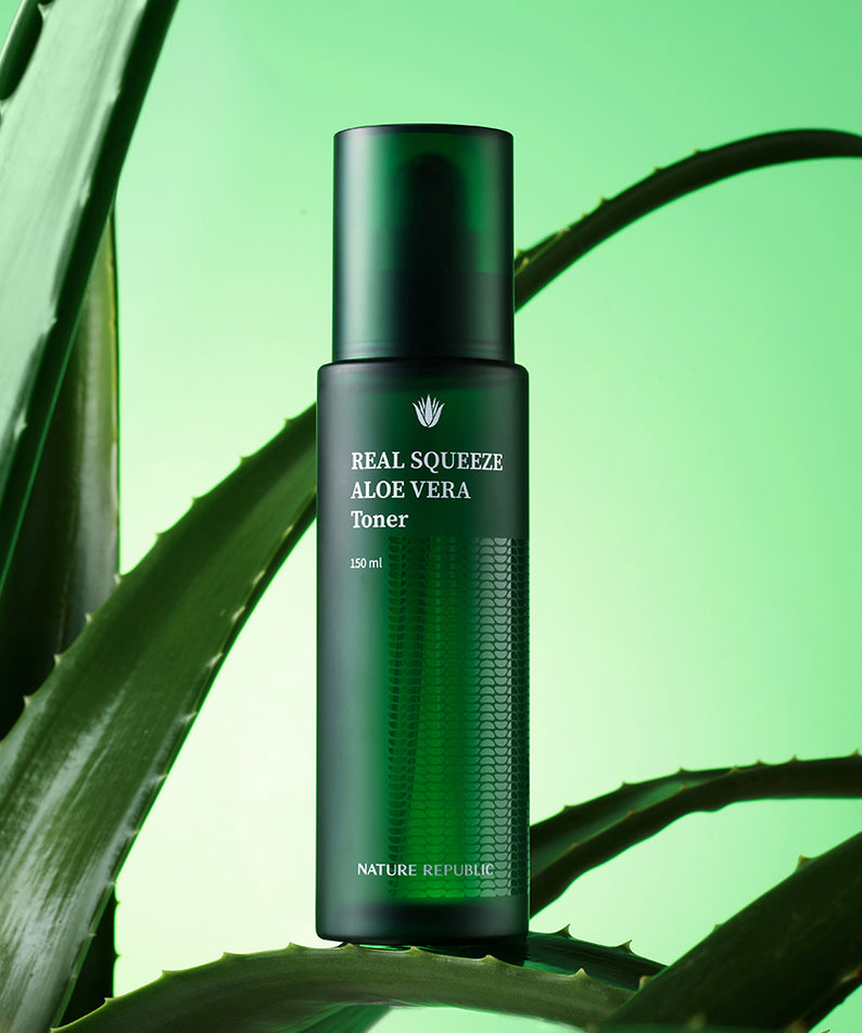 NATURE REPUBLIC Real Squeee ALoe Vera Toner 150ml : flacon vert sur fond feuilles d’aloe vera, visuel produit.