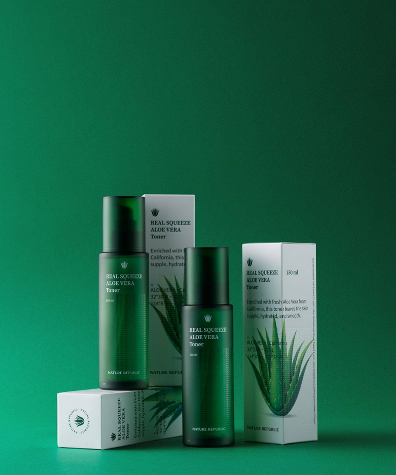 NATURE REPUBLIC Real Squeee ALoe Vera Toner 150ml : flacons et boîte sur fond vert avec plante d’aloe vera.