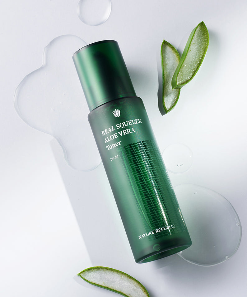 NATURE REPUBLIC Real Squeee ALoe Vera Toner 150ml sur fond clair avec feuilles d’aloe vera, flacon vert et bulles.