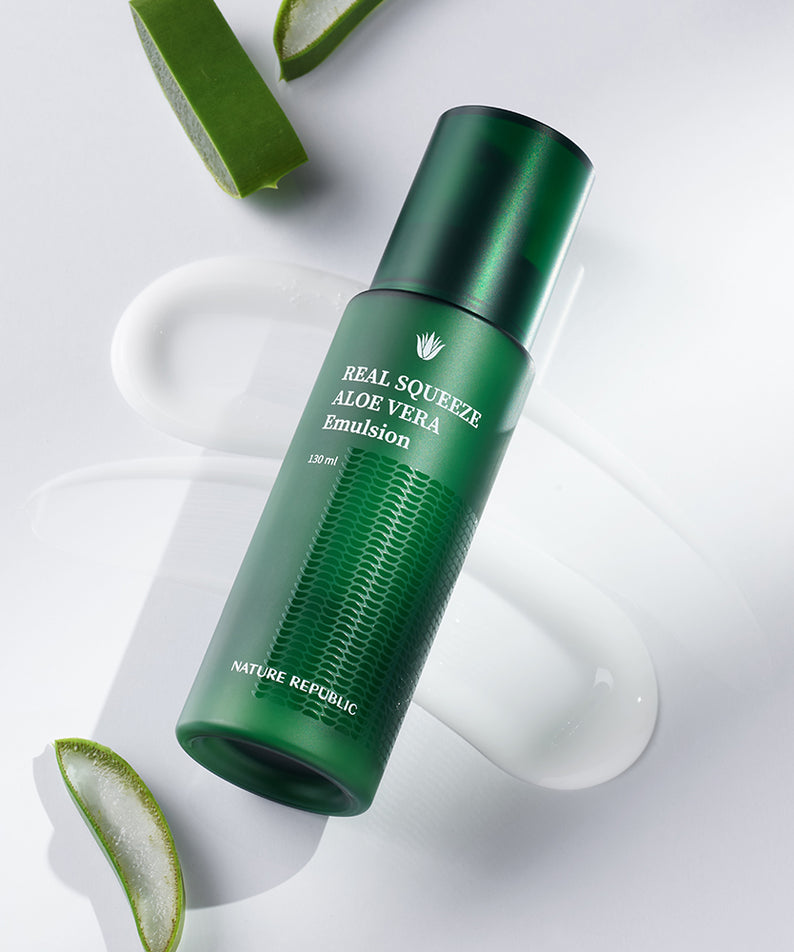 NATURE REPUBLIC Real Squeeze Aloe Vera Emulsion 130ml en bouteille verte sur fond blanc avec gel d'aloe vera.