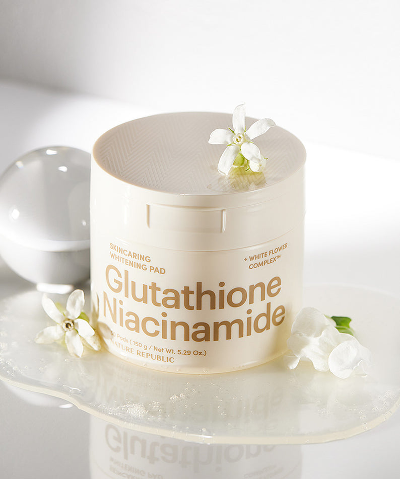 NATURE REPUBLIC Skincaring Whitening Pads 150g avec glutathione et niacinamide pour une peau éclatante, fleurs en décoration.