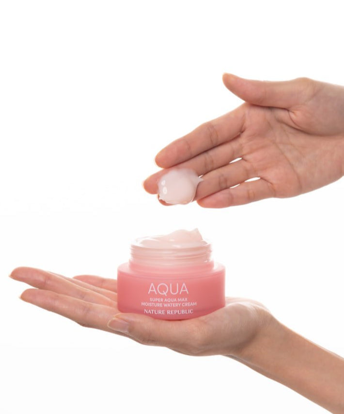 NATURE REPUBLIC Super Aqua Max Moisture Watery Cream 80ml tenu par deux mains.