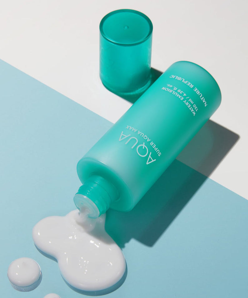 Flacon de NATURE REPUBLIC Super Aqua Max Watery Emulsion 130ml en train de se renverser, vu sur fond bleu.