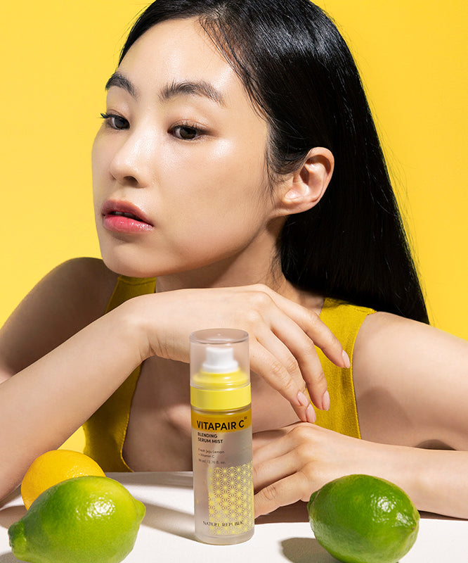 NATURE REPUBLIC Vitapair C Blending Serum Mist 80ml sur fond jaune, femme applique le produit, marque beauté asiatique