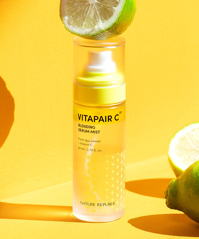 NATURE REPUBLIC Vitapair C Blending Serum Mist 80ml de marque Nature Republic, flacon lumineux avec citrons sur fond jaune ensoleillé.