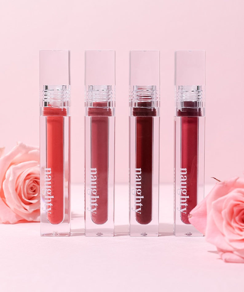 NAUGHTY PERCENT Matte Bloom Tint, maquillage lèvres de la marque NAUGHTY PERCENT, flacons roses sur fond pastel