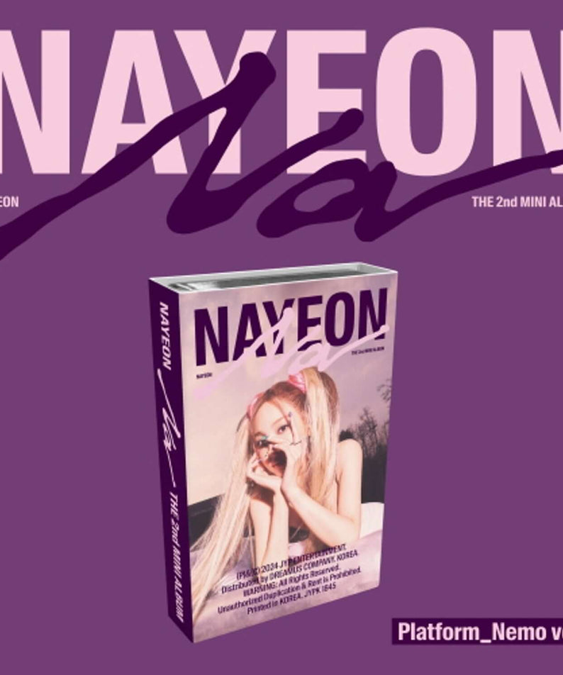 NAYEON - 2nd Album [NA] (Platform_Nemo ver.) - Album Kpop, coffret sur fond violet, visuel promo de la marque NAYEON