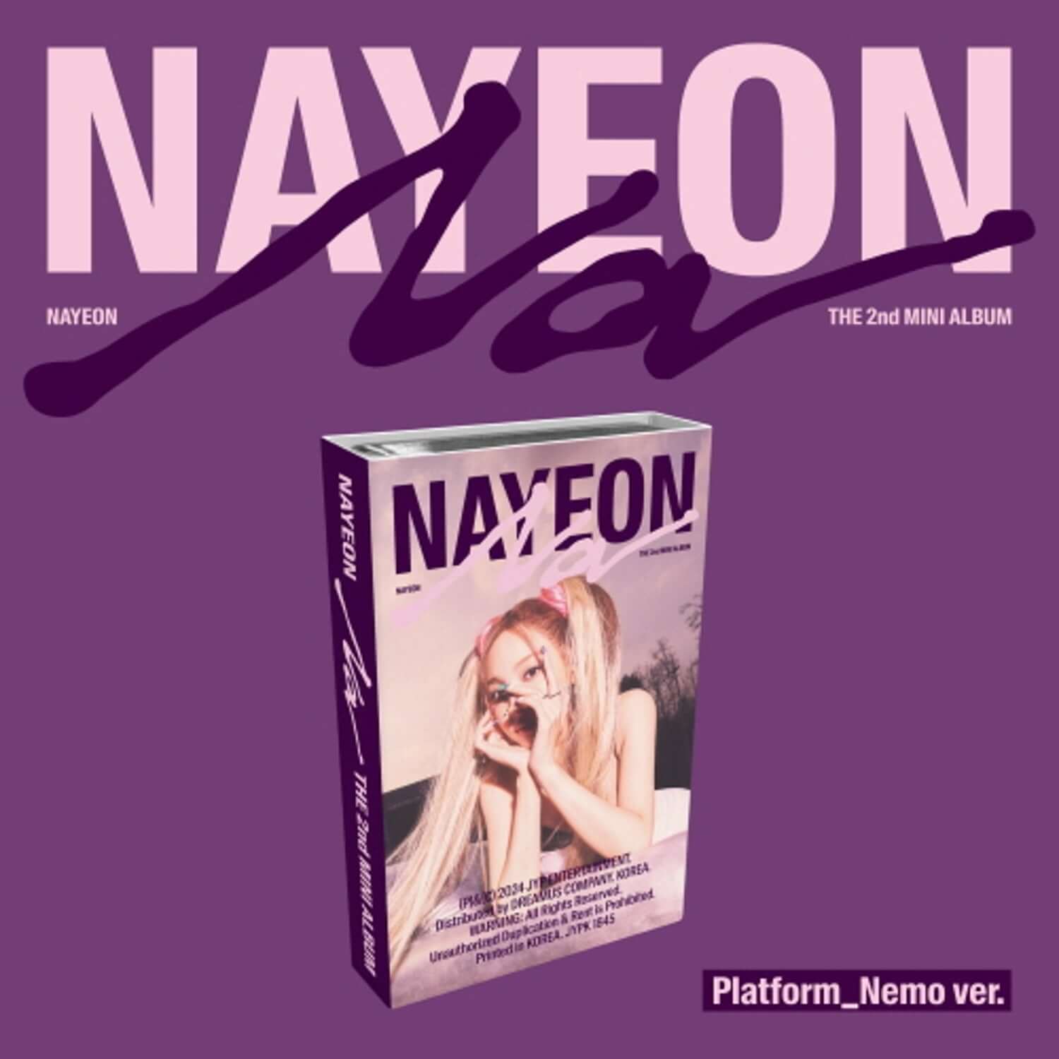 NAYEON - 2nd Album [NA] (Platform_Nemo ver.) - Album Kpop, coffret sur fond violet, visuel promo de la marque NAYEON