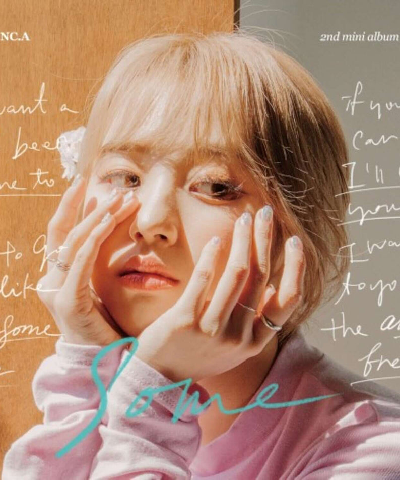 NC.A - 2nd Album [SOME-] - Album Kpop : portrait de la chanteuse sur pochette, style Kpop, textes en arrière-plan.