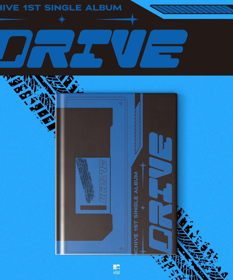NCHIVE - 1st Single Album [Drive] (Photobook Ver.) - Album Kpop, photobook bleu avec pochette “Drive”.