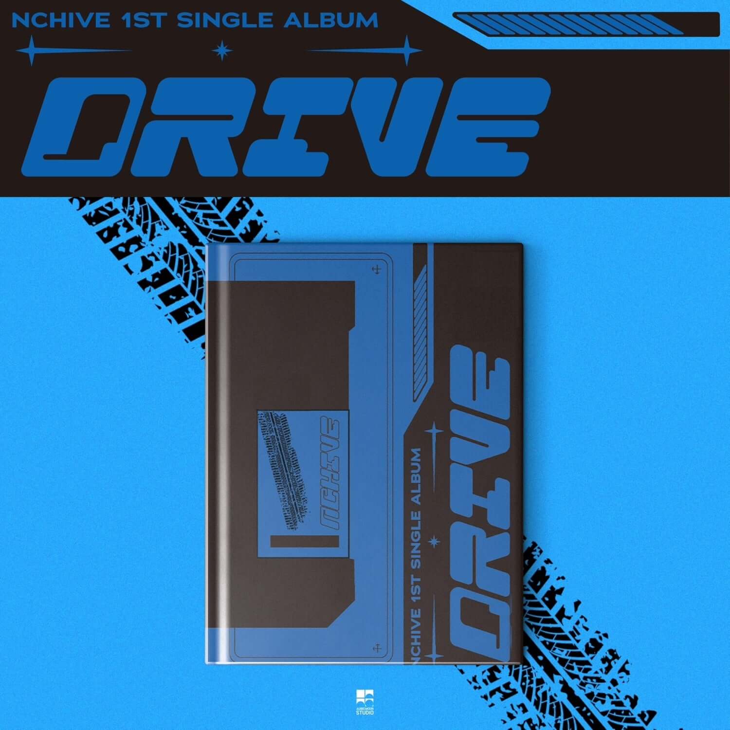 NCHIVE - 1st Single Album [Drive] (Photobook Ver.) - Album Kpop, photobook bleu avec pochette “Drive”.