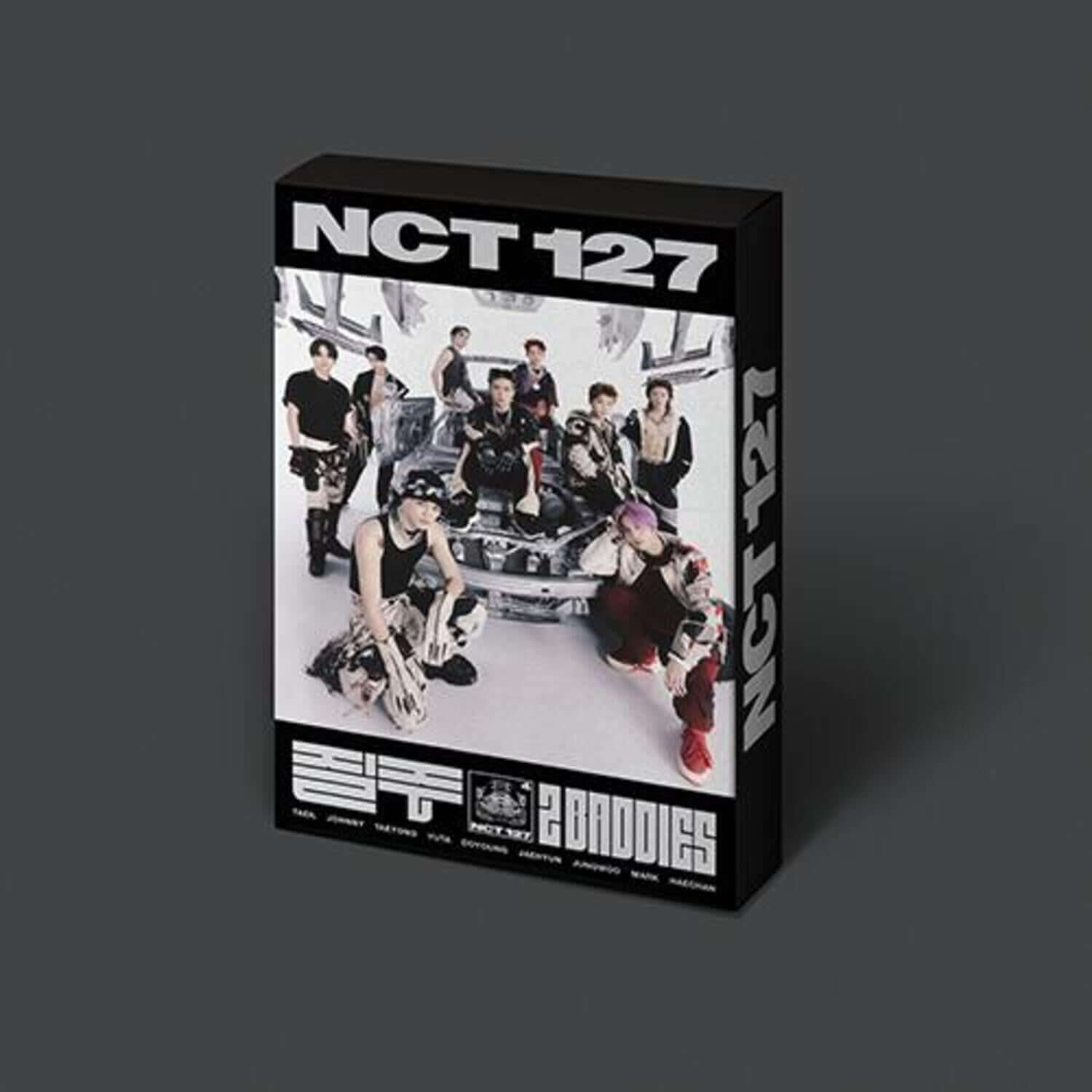 NCT 127 - 4th Full Album [2 Baddies] (SMC Ver.) - Album Kpop : coffret NCT 127, affiche en arrière-plan, style urbain noir