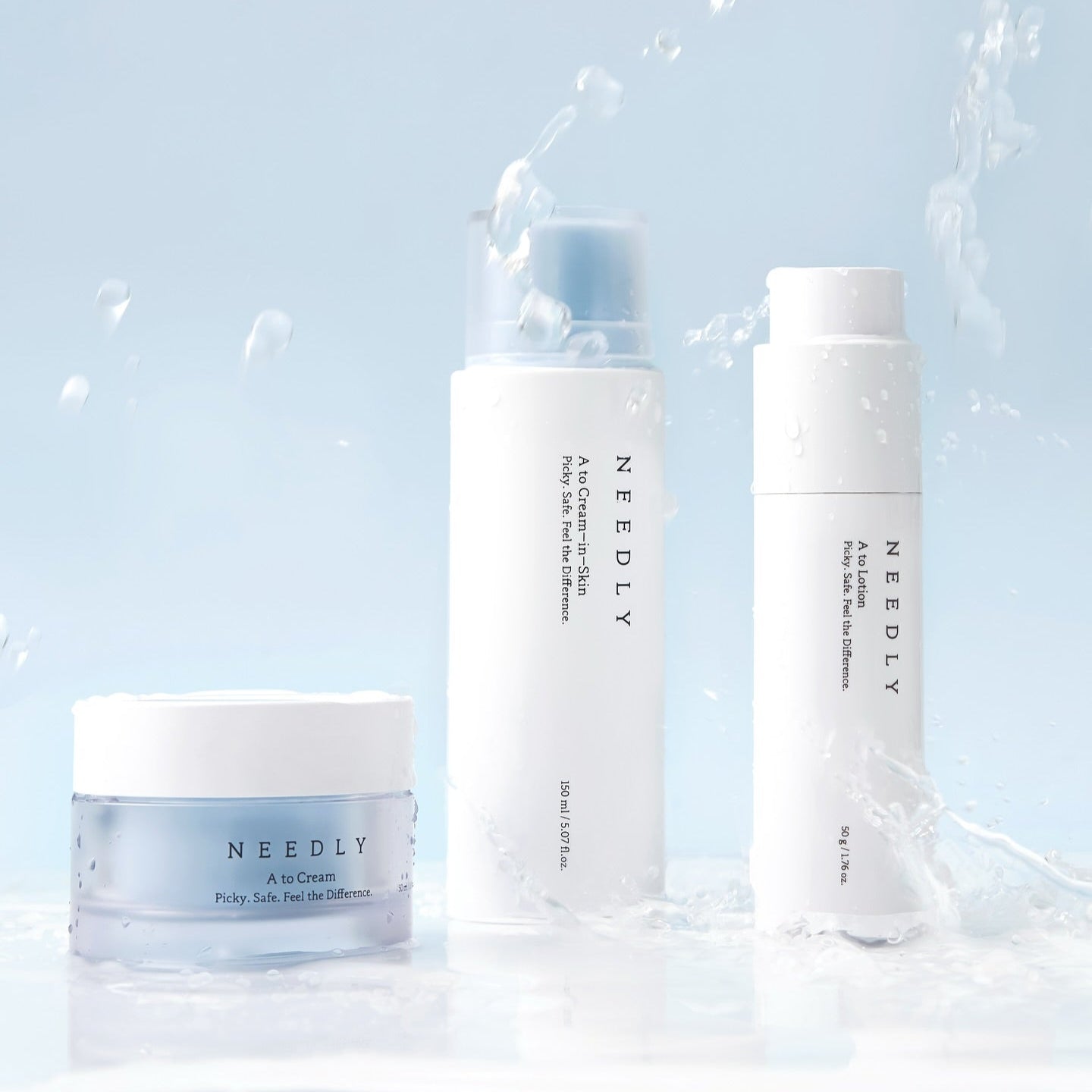 NEEDLY A to Cream Skin 150ml de la marque Needly, crème visage hydratante sur fond bleu avec éclaboussures d’eau.