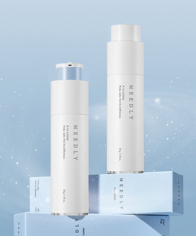 NEEDLY A to Lotion 50ml de la marque NEEDLY, flacons blancs sur socle bleu avec particules, fond ciel