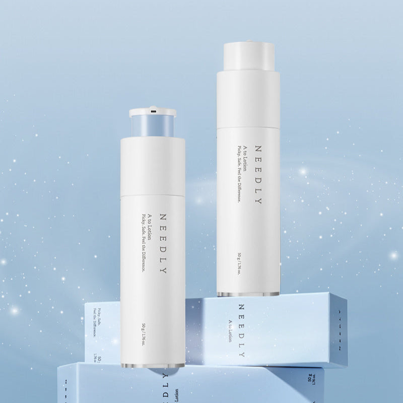 NEEDLY A to Lotion 50ml de la marque NEEDLY, flacons blancs sur socle bleu avec particules, fond ciel