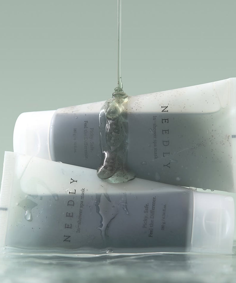 NEEDLY Ishower Spa Mask 180g de la marque NEEDLY en tube sur fond spa, gel/texture montrée en gros plan.