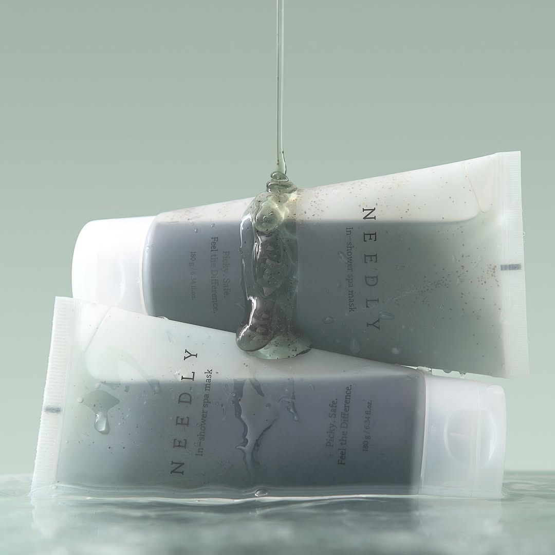 NEEDLY Ishower Spa Mask 180g de la marque NEEDLY en tube sur fond spa, gel/texture montrée en gros plan.