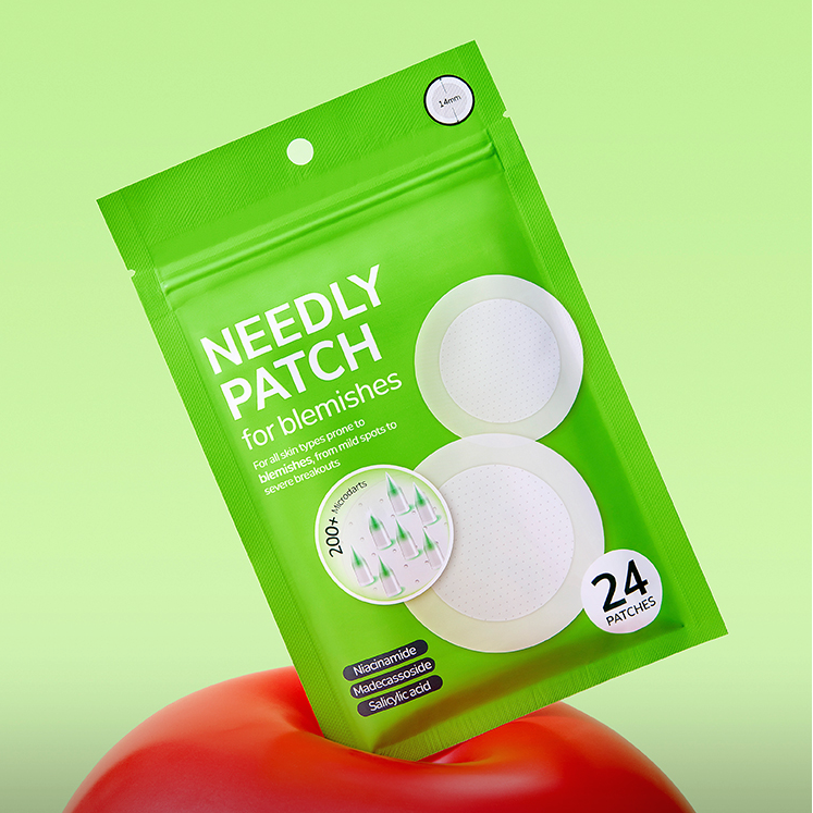 NEEDLY Patch for Blemish 24 Patches, sachet vert sur fond vert, visage/peau avec patchs ronds, marque NEEDLY