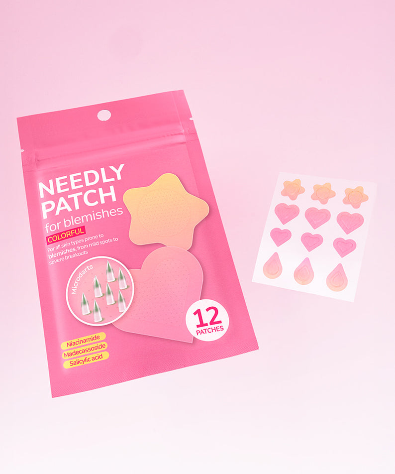 NEEDLY Patch for Blemishes Colorful 12 Patches : sachet rose et pastilles cœur sur fond rose clair.