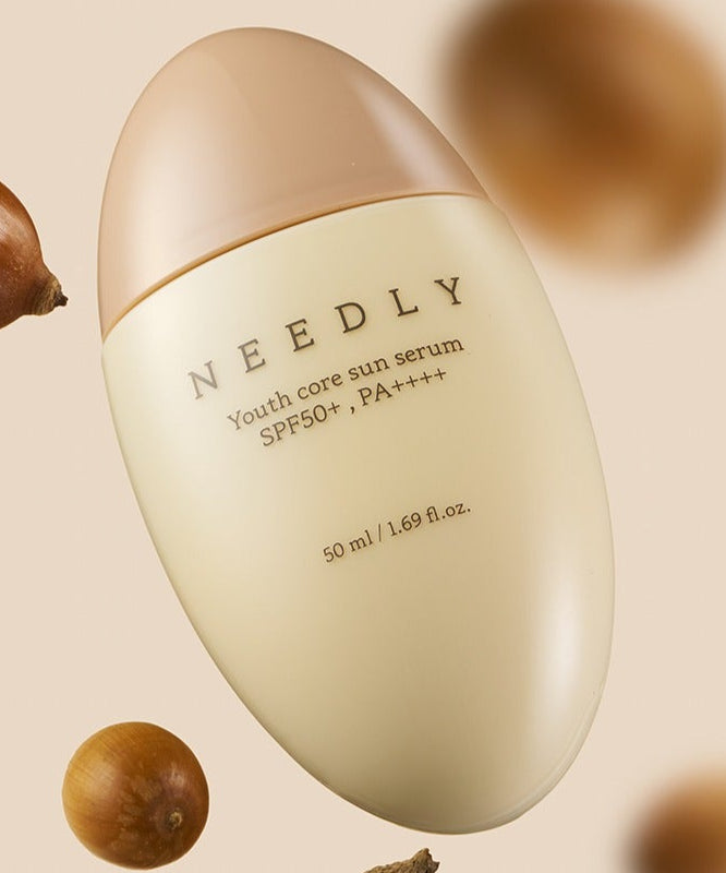 NEEDLY Youth Core Sun Serum 50ml, bouteille crème SPF50+ PA++++ sur fond beige, marque NEEDLY, image produit