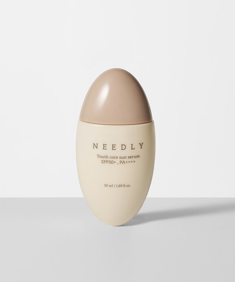 NEEDLY Youth Core Sun Serum 50ml, flacon beige sur fond clair, marque NEEDLY, sérum solaire jeunesse