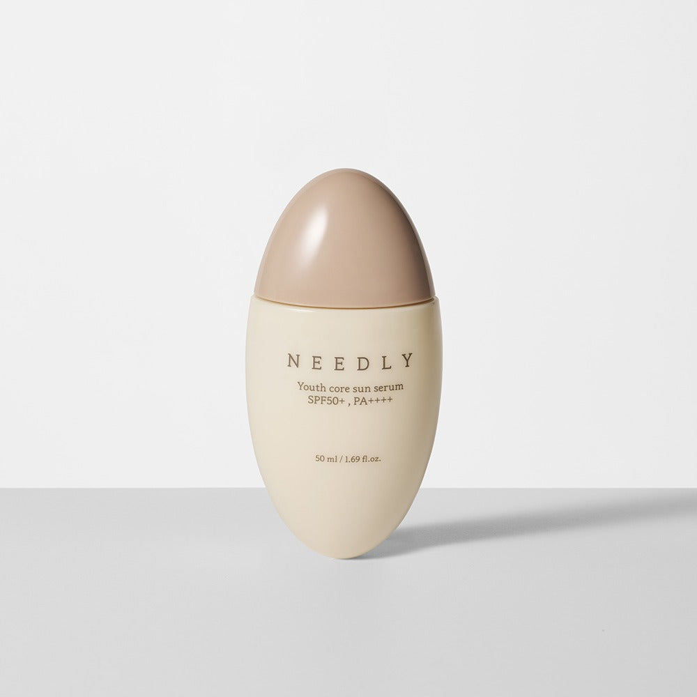 NEEDLY Youth Core Sun Serum 50ml, flacon beige sur fond clair, marque NEEDLY, sérum solaire jeunesse