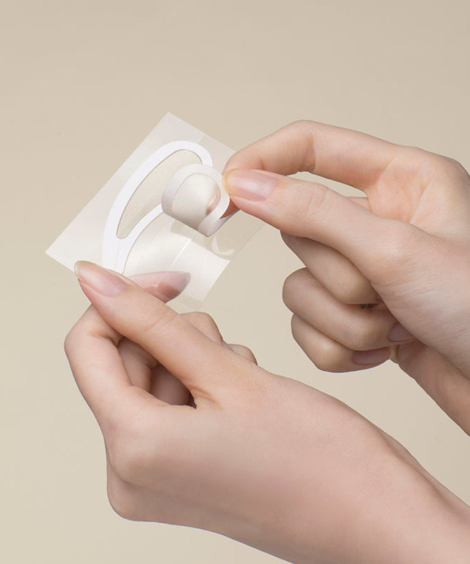 Application du NEEDLY Eye Patch sur la peau pour un soin des yeux efficace et doux.