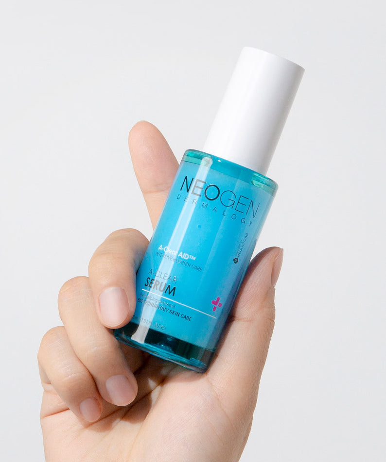 NEOGEN A Clear Serum 30ml, flacon bleu en main sur fond blanc, sérum visage de la marque NEOGEN