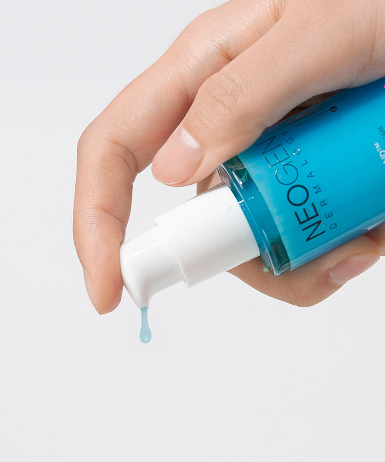 Main applique NEOGEN A Clear Serum 30ml de NEOGEN, goutte de sérum sur fond blanc (produit de soin visage).