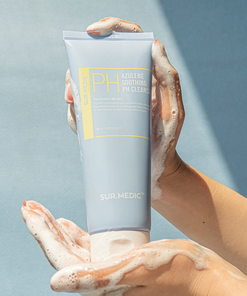NEOGEN Azulene Soothing Midly Acidic Cleanser 150ml, marque sur la main sous l’eau, tube avec mousse, contexte visuel bleu