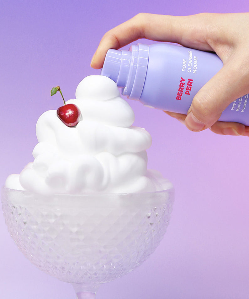 Main versant la mousse NEOGEN Berry Peri Pore Cleansing Mousse 150ml, avec cerises sur fond violet.