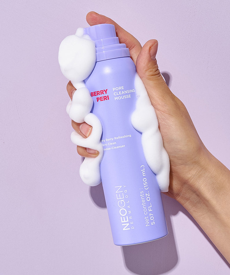 NEOGEN Berry Peri Pore Cleansing Mousse 150ml en flacon bleu, mains l’appliquant sur fond violet clair, mousse blanche