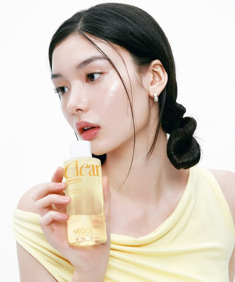 NEOGEN  Next Clear Essence Toner 210ml : bouteille sur fond blanc, femme l’utilise, marque NEOGEN en contexte beauté