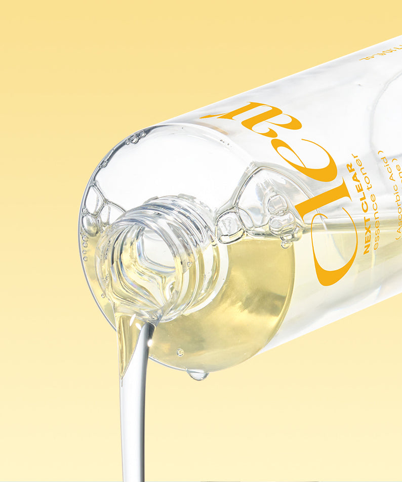 NEOGEN  Next Clear Essence Toner 210ml, bouteille de toner sur fond jaune, verseur de liquide en gros plan.