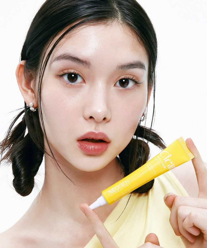 NEOGEN  Next Clear Eye Cream 20ml de la marque NEOGEN : tube jaune appliqué sur la zone des yeux, fond blanc