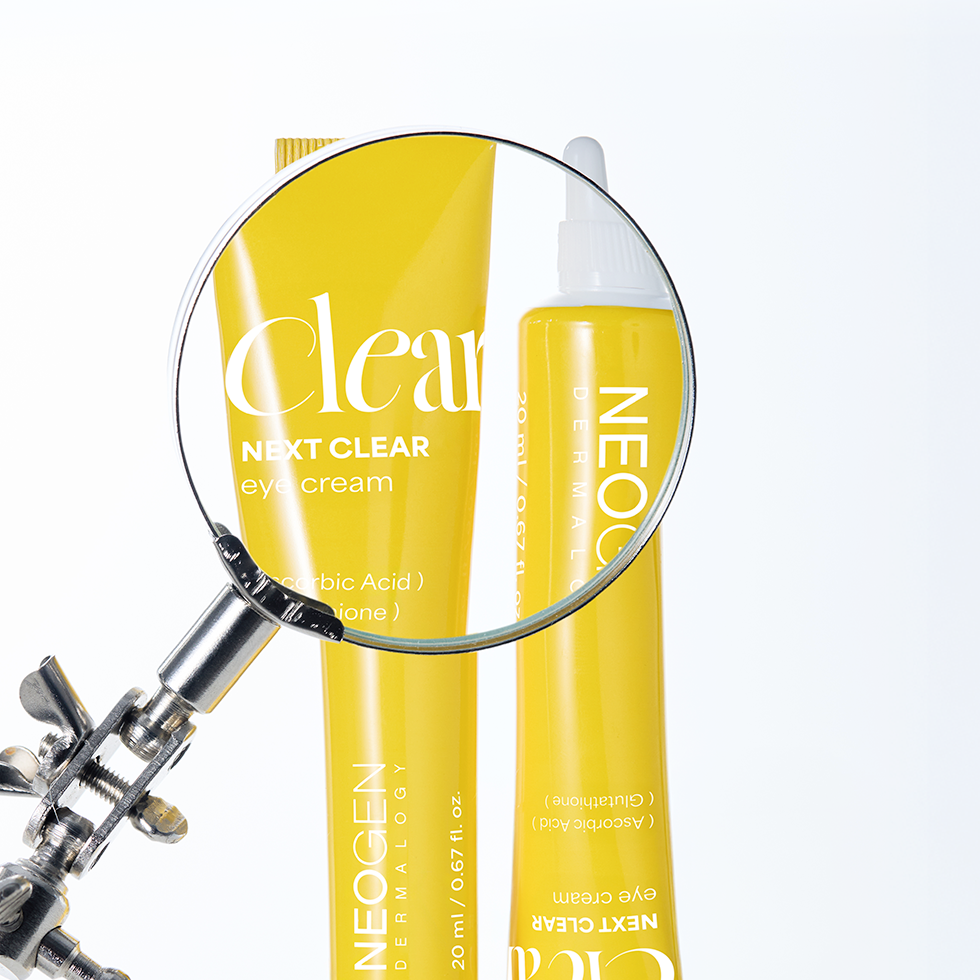 NEOGEN  Next Clear Eye Cream 20ml de la marque NEOGEN, flacon jaune sur fond blanc, loupe et contexte beauté.