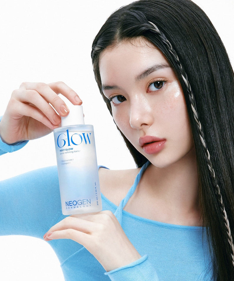 NEOGEN Next Glow Pore Refining Toner 210ml : femme en skincare montrant le flacon sur fond clair, marque NEOGEN