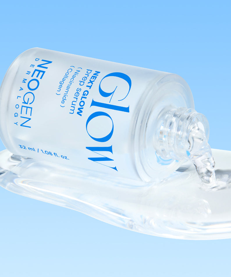 Décrit l'image en français : NEOGEN  Next Glow Prep Serum 32ml, bouteille blanche sur fond bleu clair.